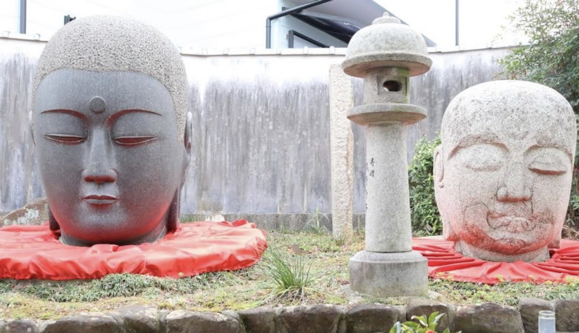 兵庫県宝塚市小浜の住宅街に「首地蔵」と呼ばれる1.3mほどの巨大な仏頭