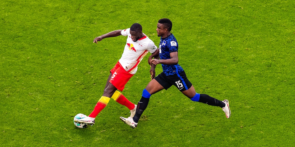 +++ Bundesliga live +++ - Bayern blickt gespannt nach Berlin: Leipzig kann mit Sieg bei Hertha heranrücken https://t.co/D86VUGebHS https://t.co/Z9SQF6BeJf