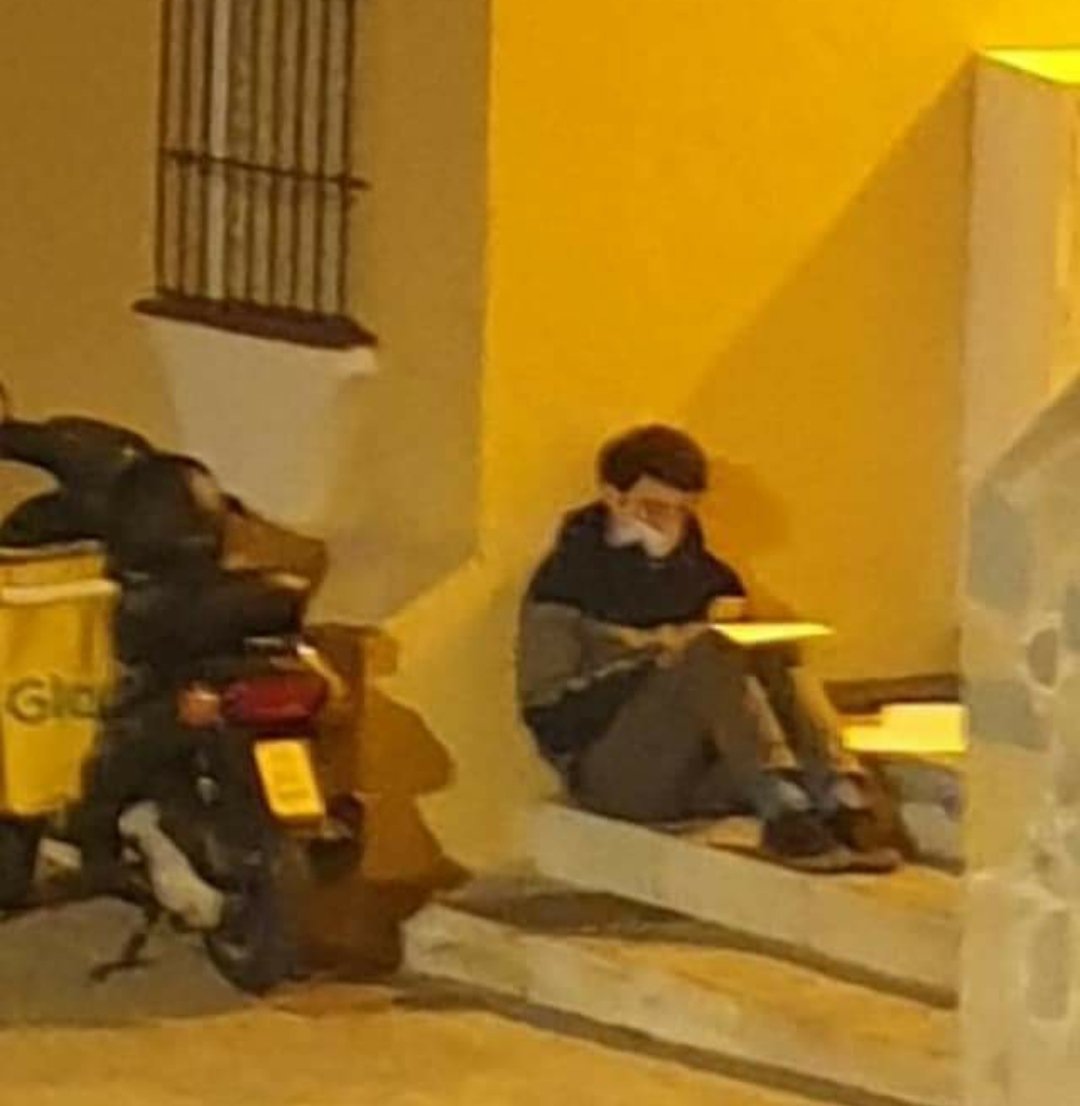 iblue_soul's tweet photo. Me llega esta foto en Pedregalejo (Málaga) anoche.
Un joven repartidor de Glovo estudia a la luz de una farola mientras espera algún pedido.
Mientras tanto, otros jóvenes queman contenedores, atacan a la policía y destrozan comercios en apoyo a un delincuente. https://t.co/nDu4pKvJpS