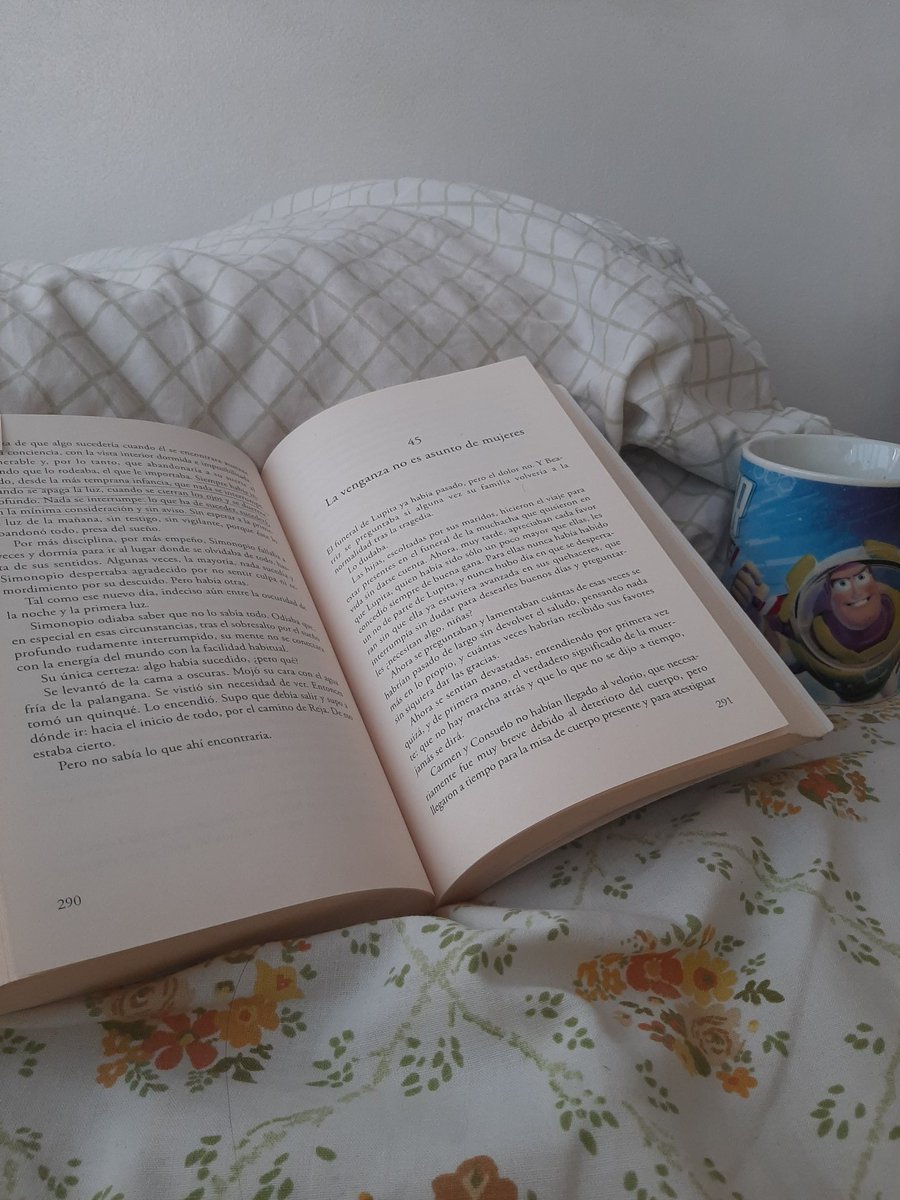 QueLeer's tweet photo. Domingueando #UnLibroYUnCafé ☕📖

¿Cuál es tu #LibroDelFinDeSemana? 📸✏ https://t.co/qv3qZhrBX1