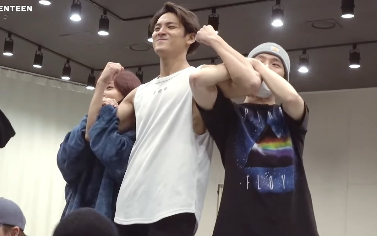 wonubliss's tweet photo. strong man kim mingyu 😭😭 @pledis_17 https://t.co/Xds3fWmgyh