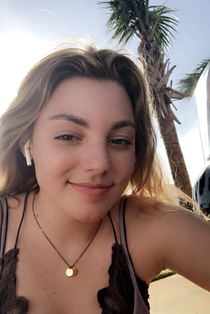 willowspov's tweet photo. — shoutout to the old me <3 
#OldMeGlowUp #1YearOfOldMe https://t.co/9VWf9U7yl4