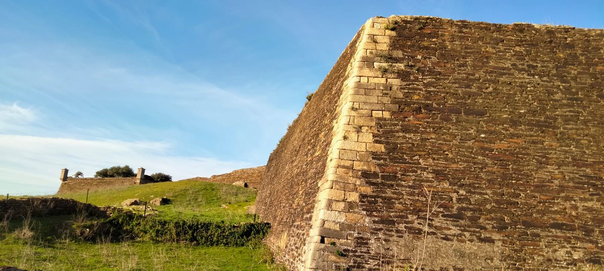 alcantaraturis's tweet photo. #RecintoabaluartadoAlcántara. En el S.XVII como consecuencia de la Guerra de Restauración #Alcántara recupera su situación estratégica en la frontera, se construyen varios #baluartes como los de #Paniagua y #LosClérigos para afianzar la defensa de la villa. 
#turismoalcántara https://t.co/jdZyQzEsoZ