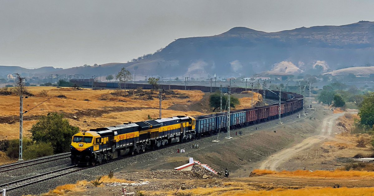 JatinBhhavsar's tweet photo. #daundajcurve #Daundaj #purandar #railfanning #trains #lovetrains #shotoniphone12promax #freigter #emd #sundaypicnic https://t.co/JZdYEusTlp