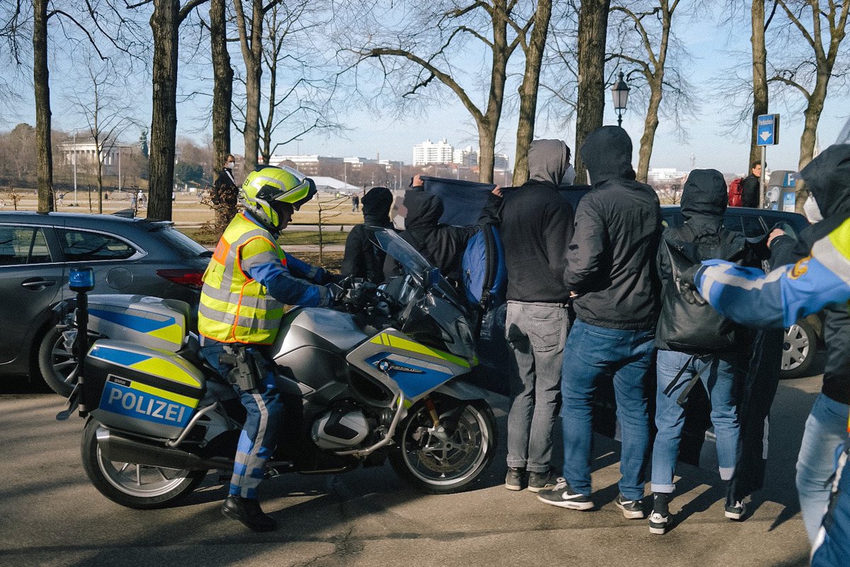 mic_tra's tweet photo. In #München fand heute - wie in so vielen anderen Städten - ein verschwörungsideologischer Autokorso statt. Die Gruppe will ein Herz auf der Karte fahren. Gleich auf den ersten Metern stellten sich Antifaschist*innen der Blechkolonne in den Weg. https://t.co/O3frYwlHym