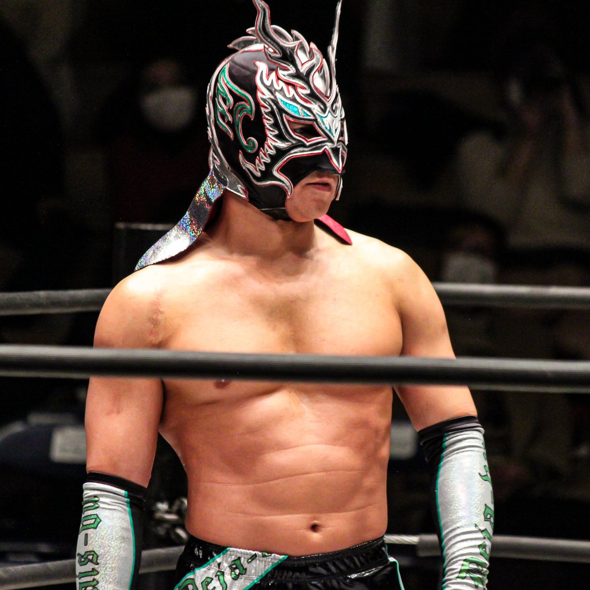 梨音 プロレス垢 これは今月の後楽園でやまてぃの告白の気配を感じて真顔を装ってるけどソワソワが隠しきれていないキッドしゃんです とてもかわいいですね ドラゴン キッド Dragongate