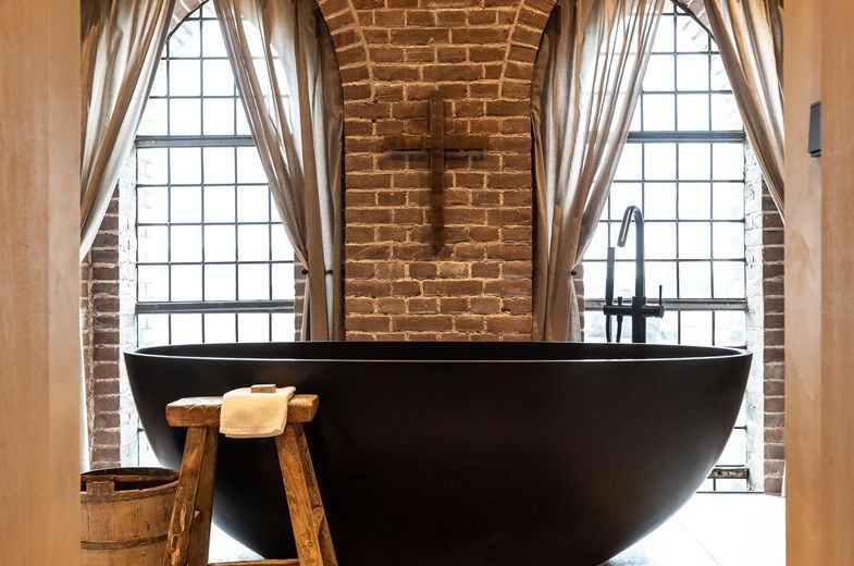 *NIEUW* Origineel overnachten op 30 meter hoogte in de Klokkentoren. De Sint-Laurentiuskerk in Weesp stamt uit 1876 en waar vroeger 3 bronzen, 800 kilo zware klokken hingen kun je nu luxueus overnachten in een unieke hotelsuite. - bit.ly/slapenindeklok… #origineelovernachten