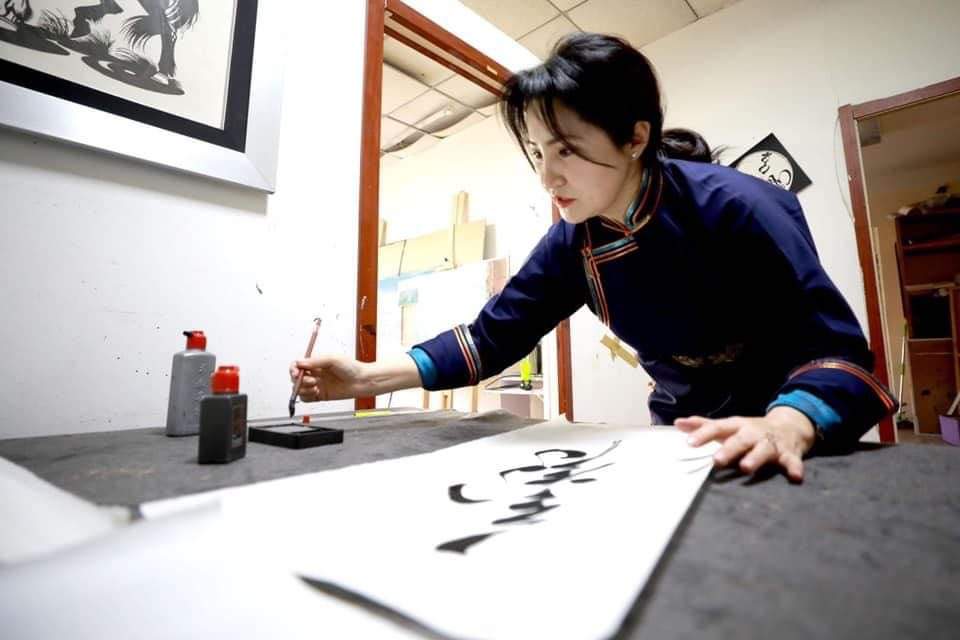 Өнөөдөр дэлхийн олон оронд эх хэлний өдрийг тэмдэглэж байна. Гадаад хэл сурах, өндөр боловсрол эзэмших нь зайлшгүй боловч эх хэлэндээ сэв суулгах нь тэвчишгүй алдаа гэж би боддог.

Бүгдэд нь эх хэлний өдрийн мэнд!