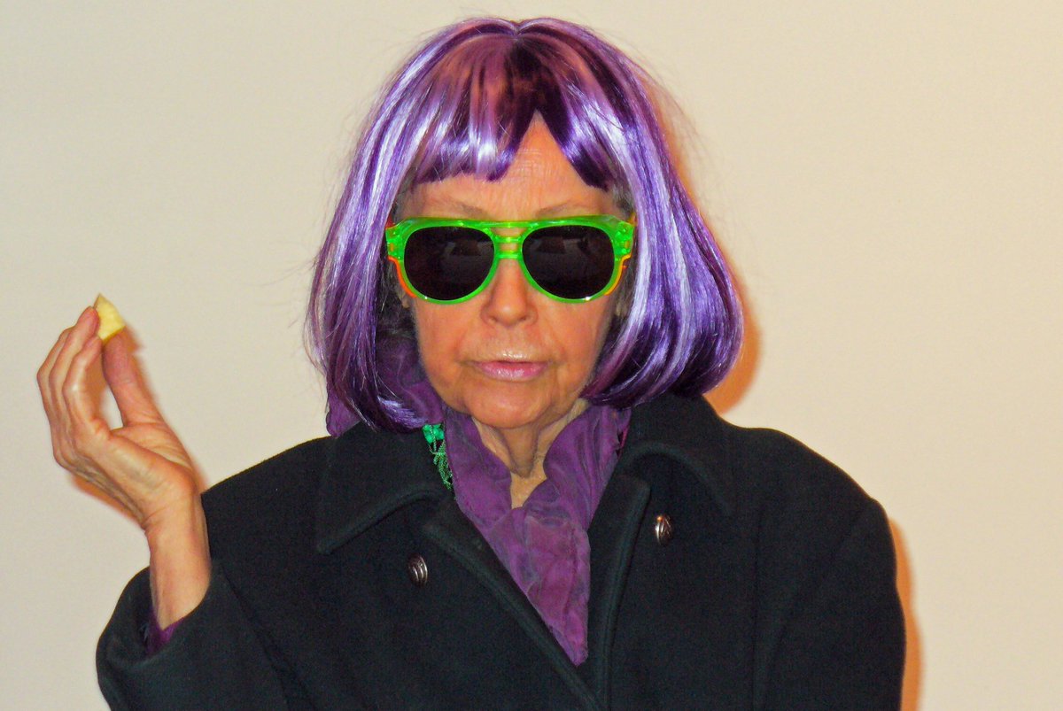 фиолетовый цвет бабушек. старушка с фиолетовыми волосами. фиолетовый цвет бабушек. бабушка с сиреневыми волосами. бьушки с фиолетовым цветом волос.