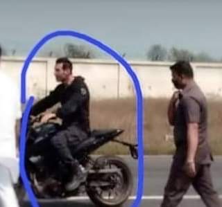 FilmyDuniya10's tweet photo. #johnabraham #shooting_time in #Aligarh  movie #attack   for the climax shoot at Aligarh Airport, UP 
Director - #lakshayrajanand
All the Best to the Entire crew 
@TheJohnAbraham https://t.co/PAwp5BiySG