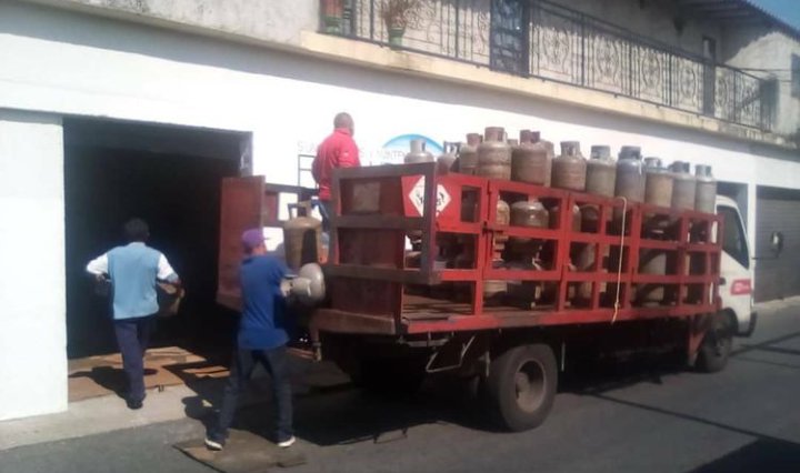 3Rinformativa's tweet photo. #NotiCLAP En articulación perfecta del Gobierno del Psdte @NicolasMaduro nuestro Protector @jehysonguzman y el Alcalde @juliobguillen se distribuyeron 25mil lts de GLP beneficiando a 1.500 familias sucrenses #BienestarParaElPueblo
@PartidoPSUV
@dcabellor
@taniapsuv
@psuvmrd https://t.co/cYuRCIKFuo
