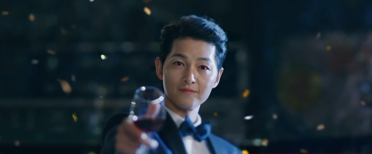 netflixreviewTH's tweet image. 'Vincenzo (ทนายมาเฟีย)' โดนตัวอย่างหลอกนึกว่าซีรีส์มาเฟียเดือดแบบเพียวๆ แต่ที่ไหนได้ความฮาแบบจัดเต็มโบ๊ะบ๊ะมา ถ้าพูดถึงความสนุกบอกเลยเอาไปแบบเต็มๆ ไม่หัก ลุ้นตลอด ที่สำคัญจุงกิหล่อมาก นางเอกน่ารัก มาสายฮา ตอนนี้ออกมา 2 ตอนแล้ว ห้ามพลาดเลย

📌  : youtu.be/3-TS7CSKaok

#Vincenzo