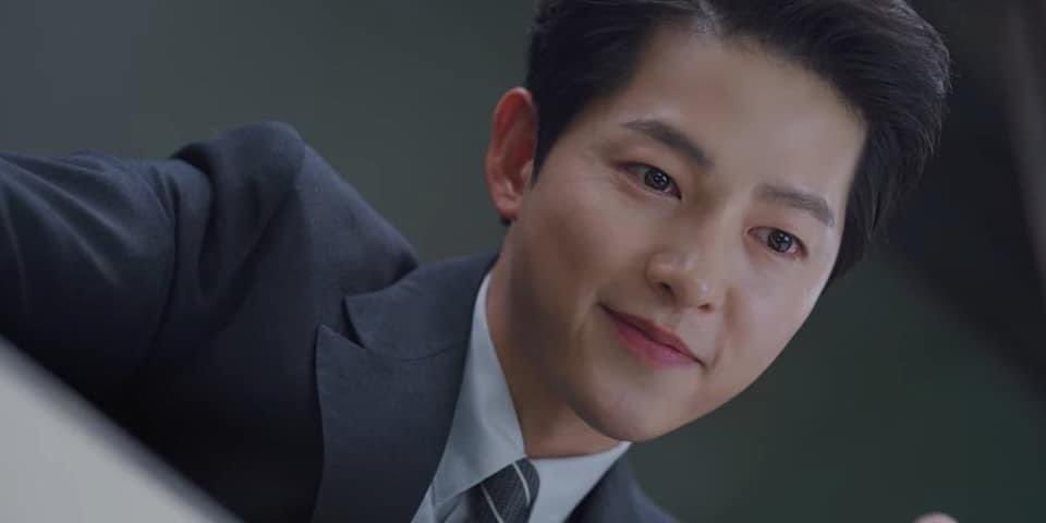 netflixreviewTH's tweet image. 'Vincenzo (ทนายมาเฟีย)' โดนตัวอย่างหลอกนึกว่าซีรีส์มาเฟียเดือดแบบเพียวๆ แต่ที่ไหนได้ความฮาแบบจัดเต็มโบ๊ะบ๊ะมา ถ้าพูดถึงความสนุกบอกเลยเอาไปแบบเต็มๆ ไม่หัก ลุ้นตลอด ที่สำคัญจุงกิหล่อมาก นางเอกน่ารัก มาสายฮา ตอนนี้ออกมา 2 ตอนแล้ว ห้ามพลาดเลย

📌  : youtu.be/3-TS7CSKaok

#Vincenzo