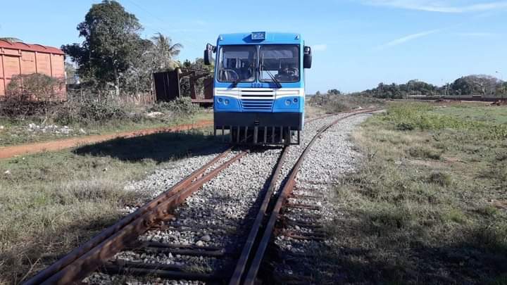 Con la participación del equipo de trabajo de la #EIF José Valdés Reyes, la #UFC y el #Cimab concluye la primera etapa de pruebas del ferrobus #Cimab califica de excelente la prueba de manejabilidad del ferrobus.  #VamosPorMas
#PatriaOMuerte
@MitransCuba
@GemarOsde
@marta_oramas