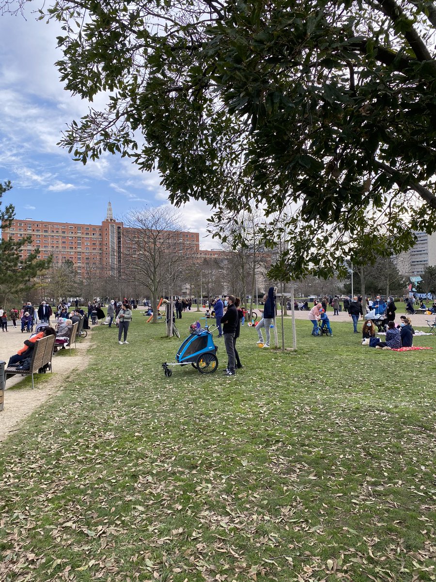 Parc des cormailles à <a href="/mairieivry/">Ville d'Ivry</a> <a href="/valdemarne_94/">Val-de-Marne</a> aucune distanciation sociale certes mais beaucoup d’adultes sans masques alors qu’à l’entrée c’est clairement indiqué que le masque est obligatoire!!!