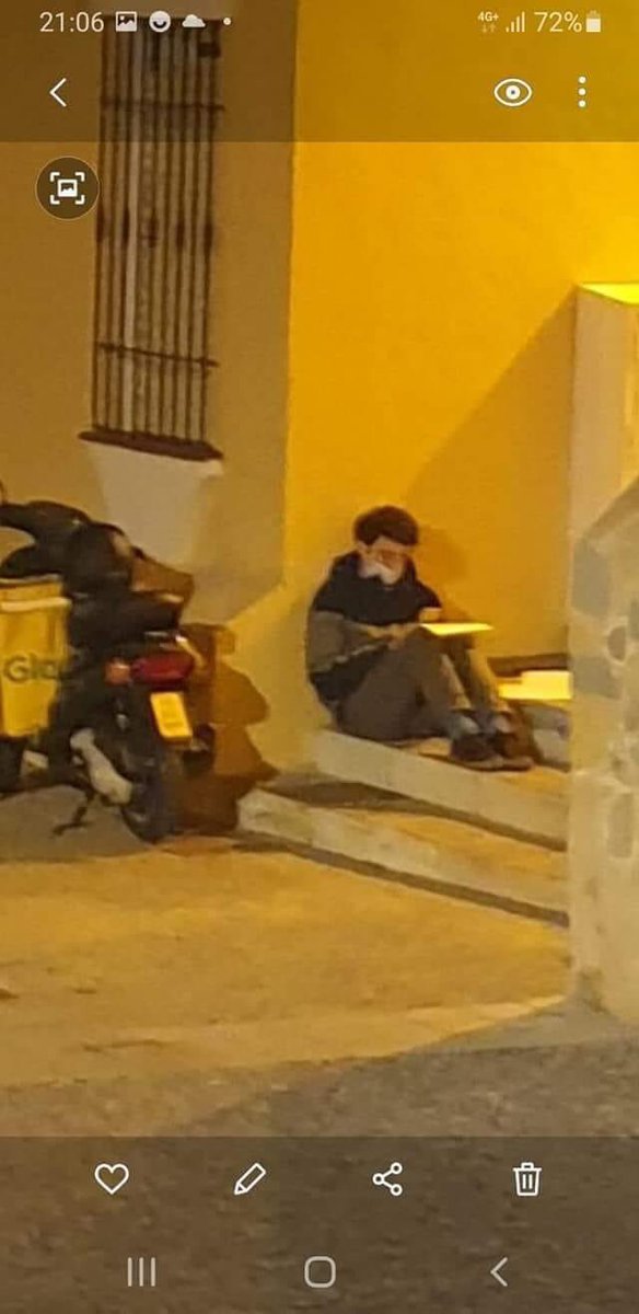 Pedregalejo, anteanoche. 

Un chico espera alguna llamada de Glovo para repartir a domicilio mientras estudia a la luz de una farola.

Mientras tanto unos rompen escaparates, roban tiendas, o mejor aún montan alguna asociación sin ánimo de lucro y tampoco sin ánimo de trabajar