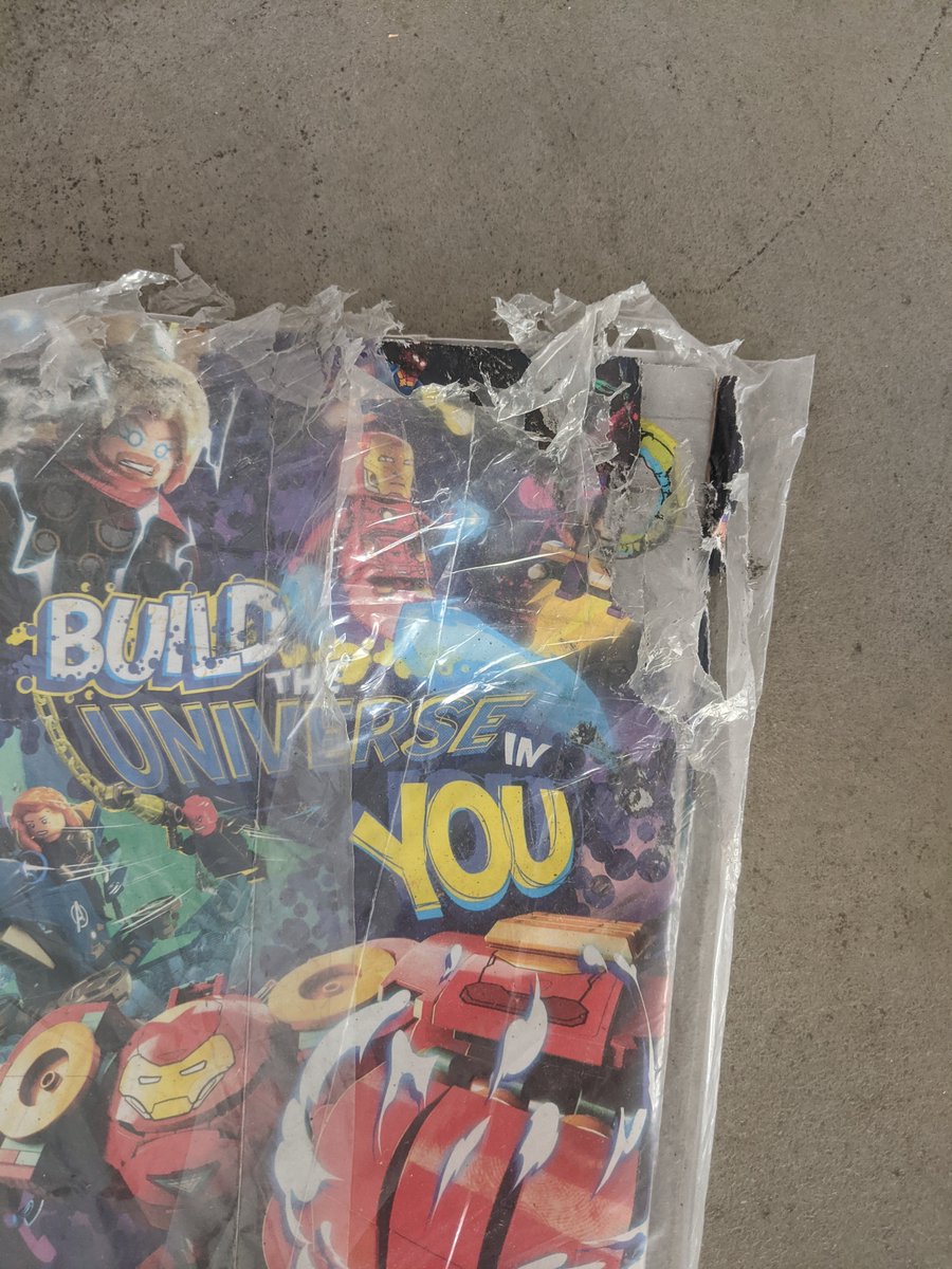 timymengle's tweet image. If you're into comics do yourself a favor and never order via @MidtownComics 

not only do issues come out of order they also come in this condition.