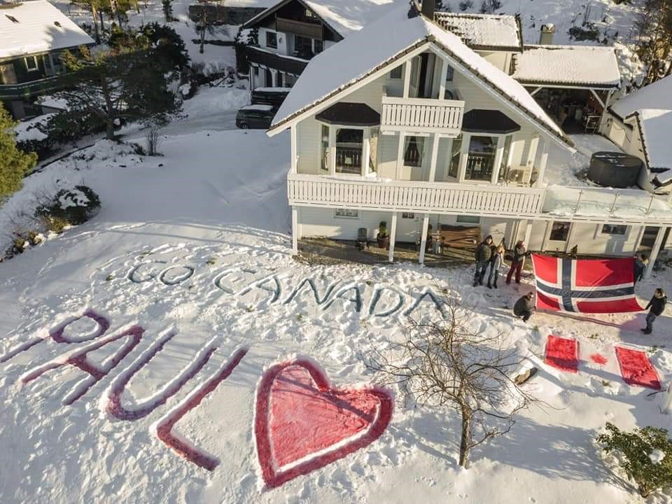 #NATOFamily. Socially distanced by 1000 ft in the town of Florø, the Norwegian relatives of pilot Maj Paul Malone send their greetings skyward. He is deployed on #OpREASSURANCE, where @HMCSNCSMHalifax is conducting training nearby in Bergen. #CanadaNorway #WeAreNATO