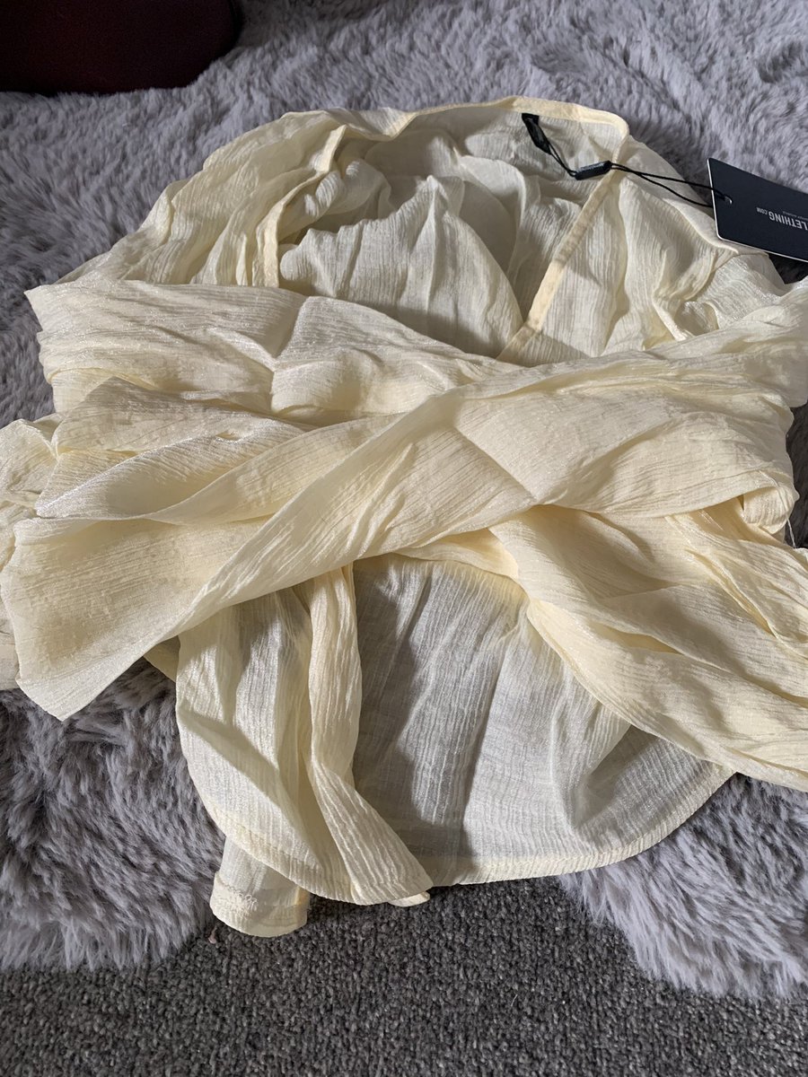 isabelbrown__'s tweet photo. Not being funny @OfficialPLT but last I checked ‘cream’ is not yellow🙂 https://t.co/6za7jqG1cE