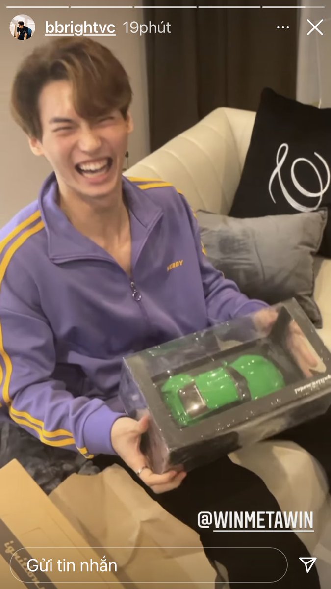 web0508's tweet image. Chúng tôi hơn 90k người với những lời chúc tốt đẹp và những câu hỏi thăm yêu thương không bằng 1 Brightvc chỉ vs 1 câu nói “xuống tầng đón anh”
Ok :)
#BrightWin #WIN22ndBirthdayGifts 
#winmetawin