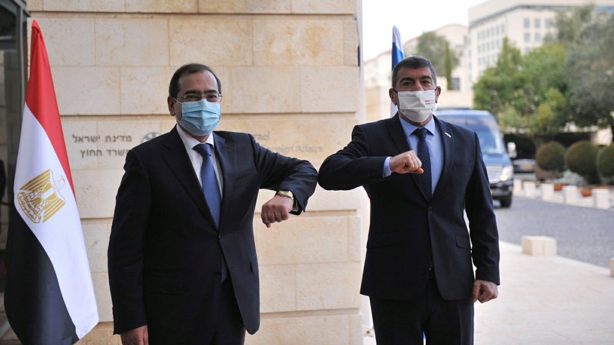 إسرائيل تغرد : وزير الخارجية الإسرائيلي غابي أشكنازي التقى بوزير البترول المصري طارق الملا الذي يزور إسرائيل حاليا….