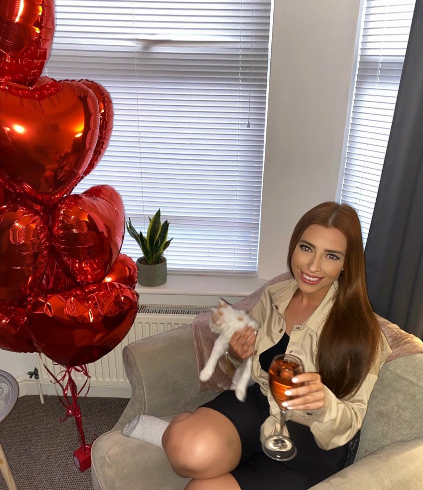 NickyAlty's tweet photo. Fixed the balloons🤣 up the fucking toffees💙💙💙💙💙 https://t.co/vtKKGInj87