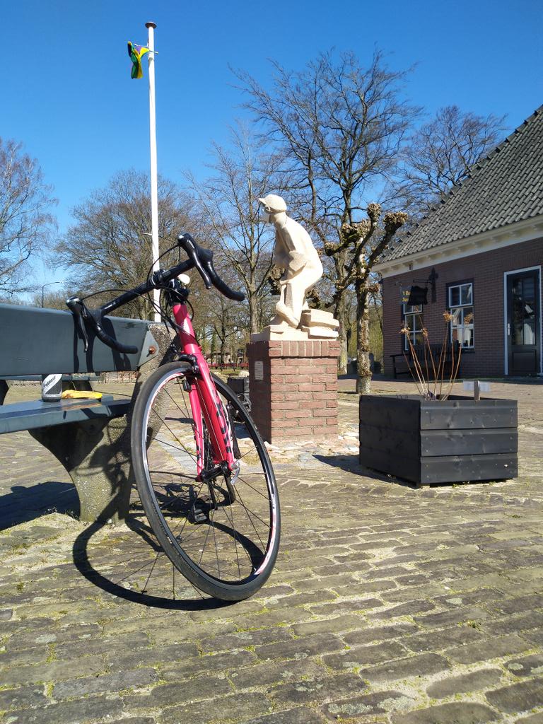 Vandaag de #racefiets weer van stal. MTB  mag binnen blijven. 75 km...rondje #achterhoek . Met dank aan trouwe fietsmaatjes. Super mooi weer. Heerlijk!