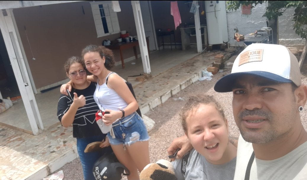 rigon_sidclay's tweet photo. Oque sobra nao e a sobra e sim o tudo, agradeco muito a Deus porque Ele sempre soube quem me amaria de verdade palavras passam mas oque permanece esta nessa foto nunca fui amado por outra so por essas . https://t.co/jfqHaRWp6C