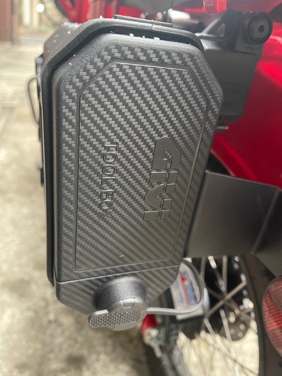 magura111's tweet image. 純正のツールBOXは勝手に開いてヘルメットワイヤーが無くなるアクシデントがあり、
ツアーテックのツールBoxしかないかと模索していたらGiviでいいのがありました！！
マルチサイドラックに穴を1箇所追加で取り付け成功しました。
#Givi
#S250
#CT125 
#ジークラフト
#マルチサイドラック
#toolbox