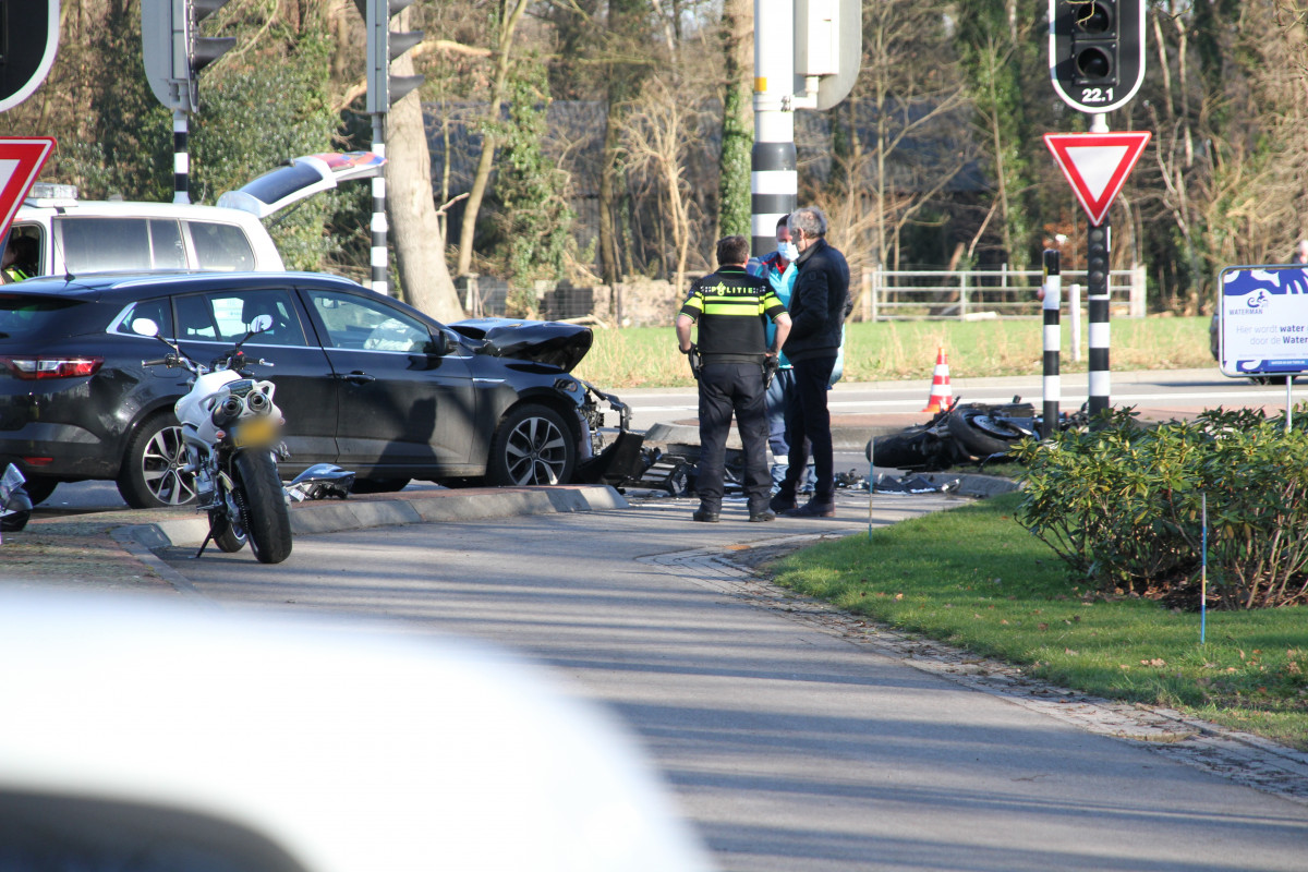 Motorrijder (53) overleden door aanrijding in Laren..