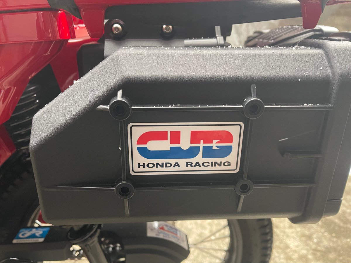 magura111's tweet image. 純正のツールBOXは勝手に開いてヘルメットワイヤーが無くなるアクシデントがあり、
ツアーテックのツールBoxしかないかと模索していたらGiviでいいのがありました！！
マルチサイドラックに穴を1箇所追加で取り付け成功しました。
#Givi
#S250
#CT125 
#ジークラフト
#マルチサイドラック
#toolbox