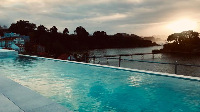 TurismoGalicia1's tweet photo. El Noa hotel boutique con vistas al castillo de Santa Cruz (Oleiros) tiene 32 habitaciones, de diseño y estilo nórdico, con ventanales y terrazas que miran al mar.
Descanso, gastronomía, salud y respeto por el entorno, NOA es cosmopolita sin perder su identidad gallega. https://t.co/sYj0v2TdMj