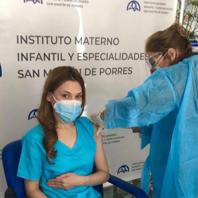 CastroLLibre's tweet photo. En honor a las primeras vacunas contra #COVIDー19 en mi país esta es #NuevaFotoDePerfil En la foto mi hermana, Dra @SorayaCastroLL, vacuna ella misma a su hija, Dra. #MichelleCastro #VacúnateRD Ambas en la 1ra línea de batalla enfrentando esta pandemia. https://t.co/icLGMMYTUg