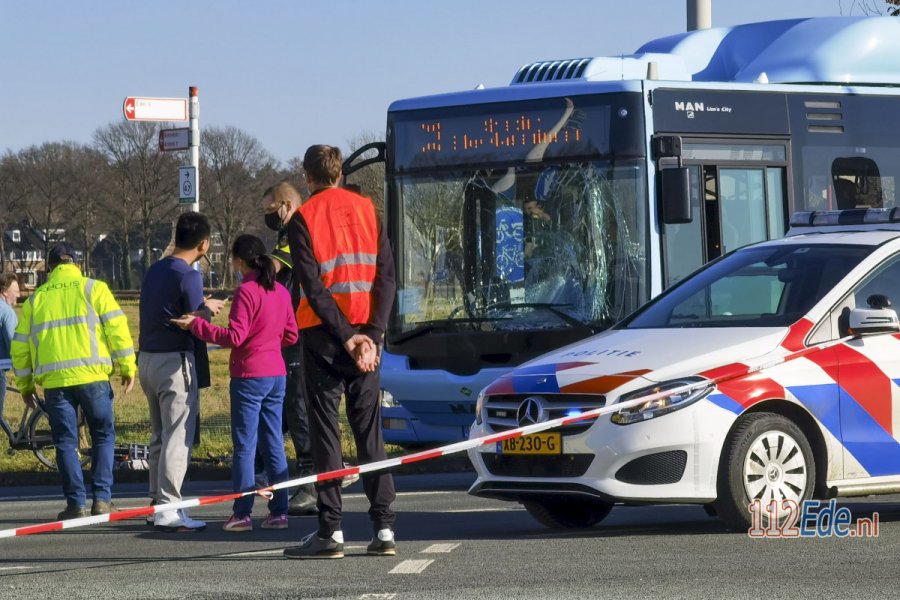 Fietser ernstig gewond bij aanrijding met lijnbus in #Wageningen [video]. 112Ede.