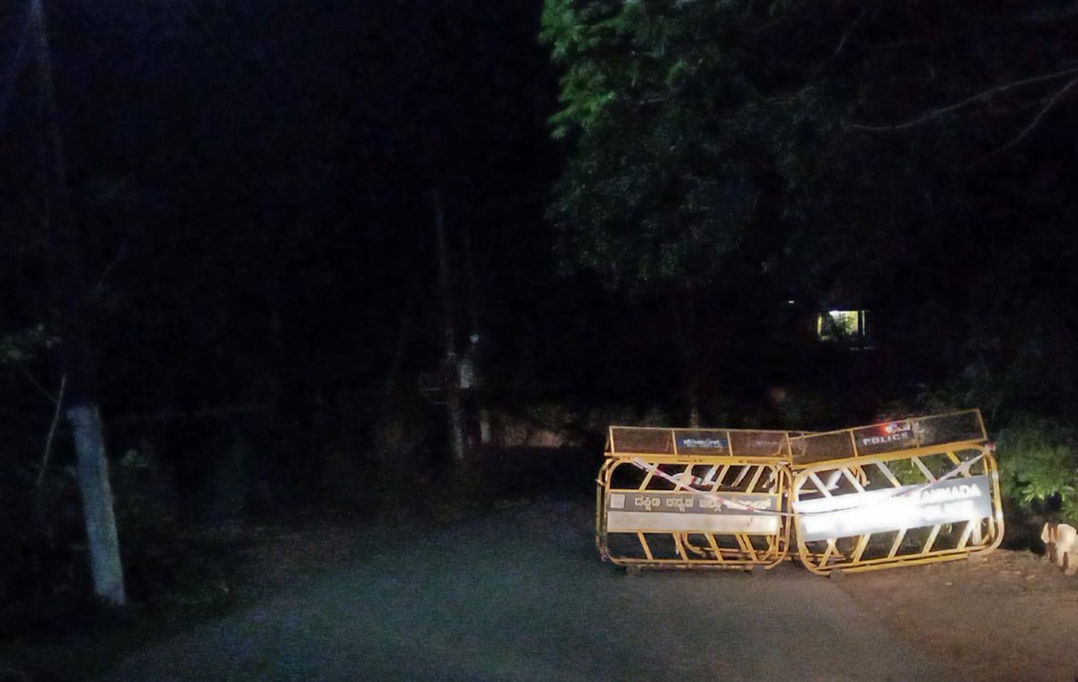 AdvkShreekanth's tweet photo. #Karnataka imposes travel restriction at Kasaragod &amp; DK border due to #COVID19 spread in #Kerala. Ppl to enter Karnataka with #COVID19 negative report.

There is no lockdown imposed in both states, it's unfair to restrict ppl which impacts daily life of the people of #Kasaragod https://t.co/1AFQoX3dNF