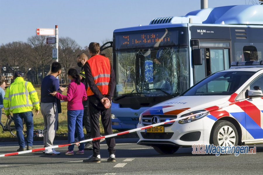 Fietser ernstig gewond bij aanrijding met lijnbus in #Wageningen [video]. 112Wageningen.