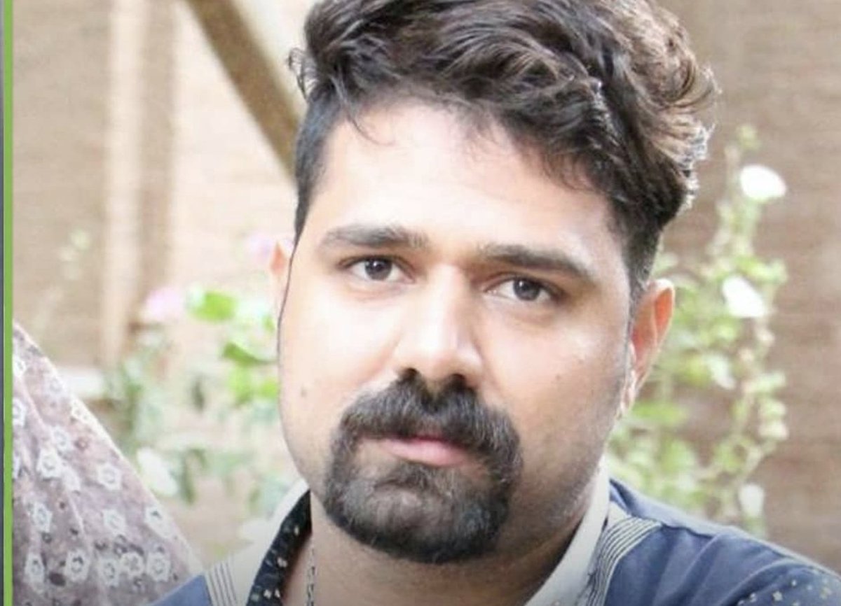 Shirinbood's tweet image. ما در حال زندگی کردنِ اهریمنی ترین داستان های تاریخیم!
بهنام را ذره ذره کشتند و جنازه اش را چند روز با دستگاه نگه داشتند و در آخر مادر و خواهرش را در بیمارستان حبس کردند تا بتوانند جنازه اش را در شرایط امنیتی شدید دفن کنند!
#بهنام_محجوبی