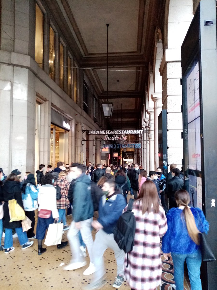 Sara_Zeneize's tweet photo. 20/2/2021 #ViaXxSettembre #Genova. Chiudono bar,ristoranti,teatri,biblioteche,piscine,palestre etc etc e nessuno vigila e multa le vie dello shopping.(son passata di lì,a piedi su pista bici per #ripclara) @buccipergenova @GiovanniToti @rep_genova @GenovaQuotidian @GenovaEventi https://t.co/Y3rqsKXuCf