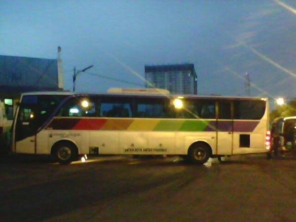Bus Sinar Jaya Executive powered Hino RG body type Old setra facelift by adiputro ganteng pada masa nya...
#sinarjaya #posinarjaya #oldsetra #adiputrokaroseri #jagoanpantura