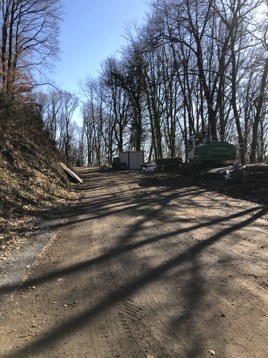 merz_ulrich's tweet photo. Vor Ort: Heute haben wir uns die Baustelle #L352 angeschaut. Gut, das neben einer neuen Asphaltdecke auch der Untergrund erneuert wird. Nur so ist eine langlebiger Erhalt garantiert. #Heisterschoß #Happerschoß #Allner #CDUHennef https://t.co/CeeipuSQXL