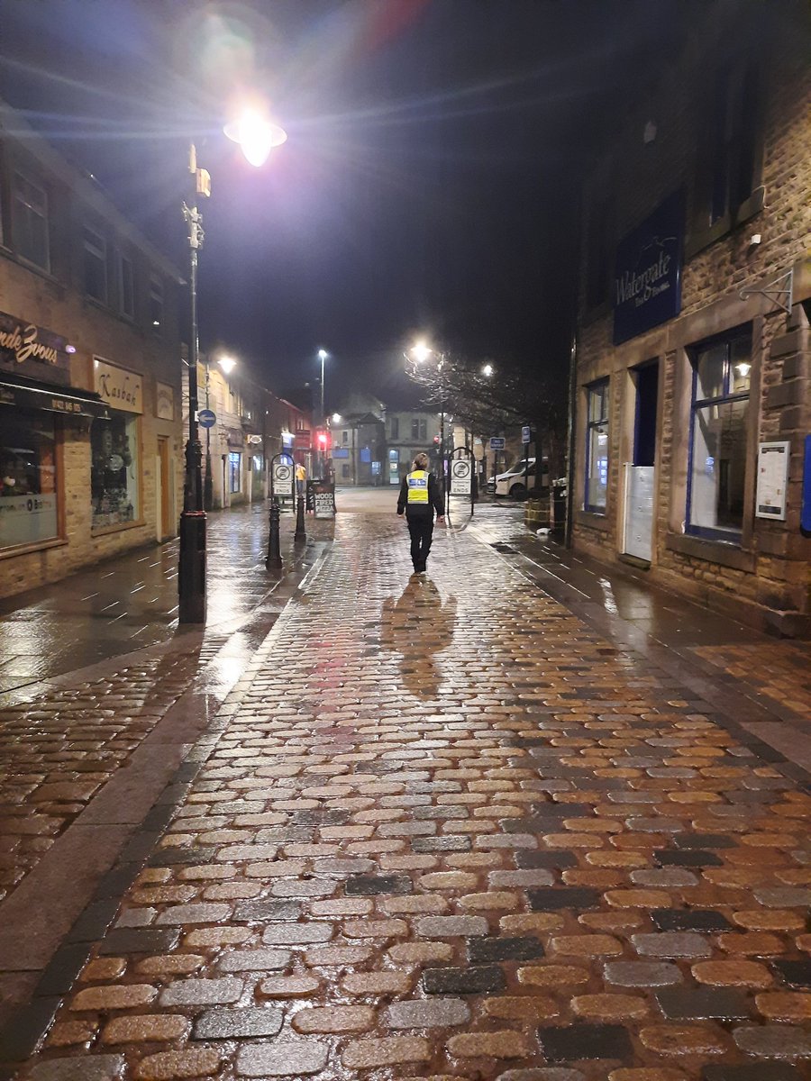 Partnership working throughout calderdale this evening ensuring everyone is complying with covid regulations. Happy to say whilst on a patrol around Hebden Bridge we came across no issues.
#safercalderdale
@CMBC_CSRT