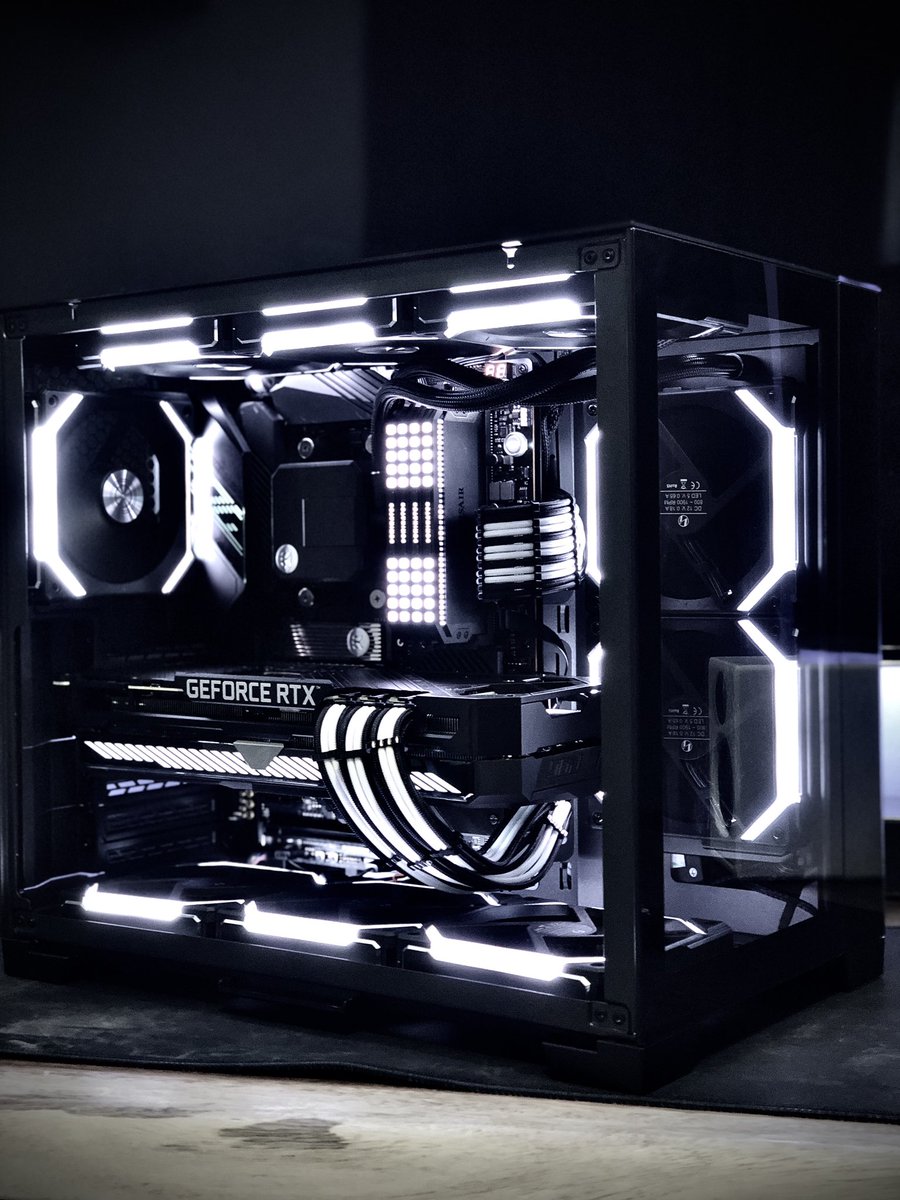 iTzJustChris24's tweet photo. My Mini Dark Beast is Alive! 😈🖤 @GlobalLianli 
#LianLi #LianLiMini #LianLio11dmini #o11dmini #Nvidia #RTX3090 #AsusROGStrix #Ryzen #AMD #EKWB #PCMR #GamingRig #Ryzen5950x #ROG #X570 #DarkHero #AsusROG #PCSetup #Rigwars https://t.co/1Cxke8ZNT4