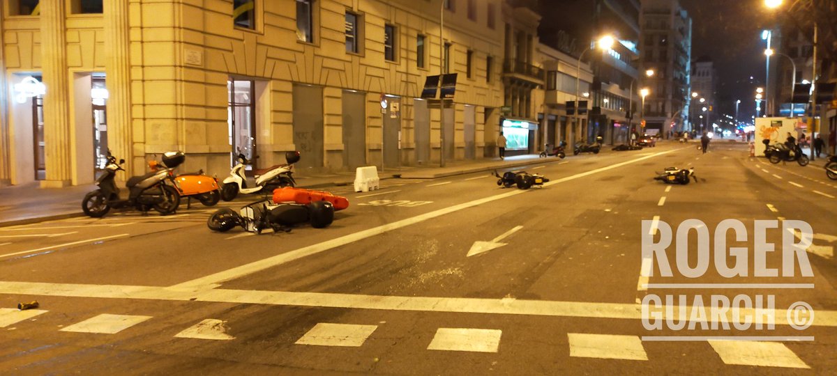 FuerzasDelOrden's tweet photo. Barcelona. 
Así han quedado las motos al paso de los manifestantes. 
📸 @kitradio https://t.co/TeNV30ktUP