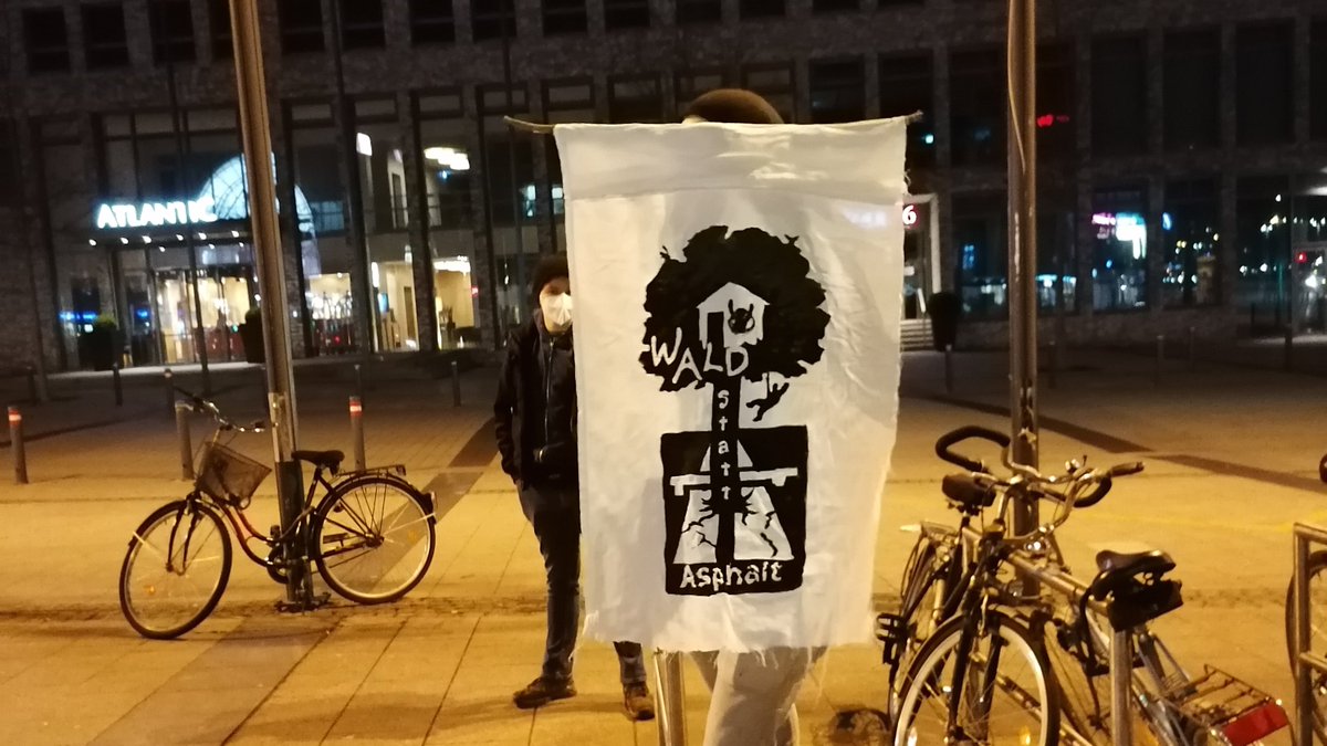 BaWaBleibt's tweet photo. In #Kiel gab es heute eine spontane Soli-Demonstration mit etwa 40 Personen, die sich gegen die Räumung des Bahnhofswalds in Flensburg durch Investoren und Stadt richtete. Laut schallte es: #AlleWaelderBleiben! #BaWaBleibt https://t.co/GUmDnRE8tN