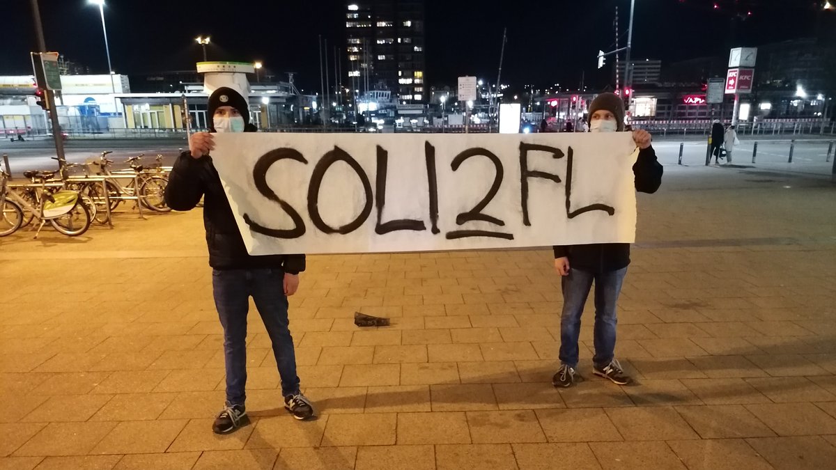 BaWaBleibt's tweet photo. In #Kiel gab es heute eine spontane Soli-Demonstration mit etwa 40 Personen, die sich gegen die Räumung des Bahnhofswalds in Flensburg durch Investoren und Stadt richtete. Laut schallte es: #AlleWaelderBleiben! #BaWaBleibt https://t.co/GUmDnRE8tN