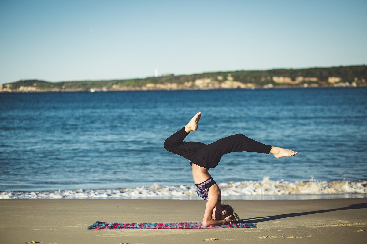 FocusSUPHawaii's tweet photo. Sometimes you need to just look at the world from a different perspective.
What a beautiful day!

#yogapractice #focusonyourself #perspectives #newperspective #beachyoga #weekendfun  #focussuphawaii #focussupisrael #focussuprussia #supportlocalbrand #supportlocalbusinesses https://t.co/KCUBMaZGdj