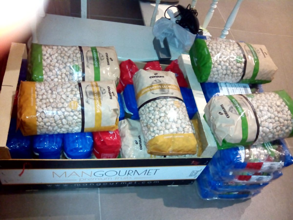 400 quilos de menjar per als campaments sahrauís. Gràcies a totes. <a href="/acMacarella/">ACultural Macarella</a>