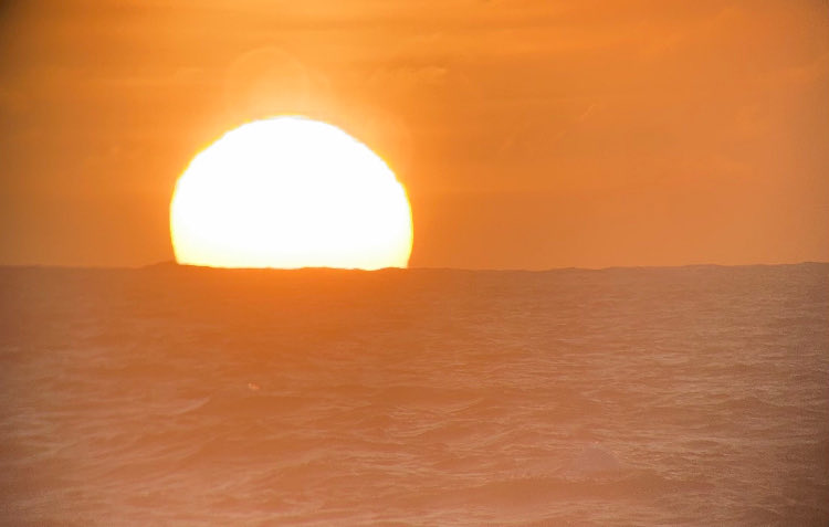 HMCS_NCSMSask's tweet image. #Sunrise for the #ParisOfThePraries morning watch! #SunriseAtSea #BigEyes #BeautifulDay #Saskatoon #OpCARIBBE (photo credit S1 Pridie)