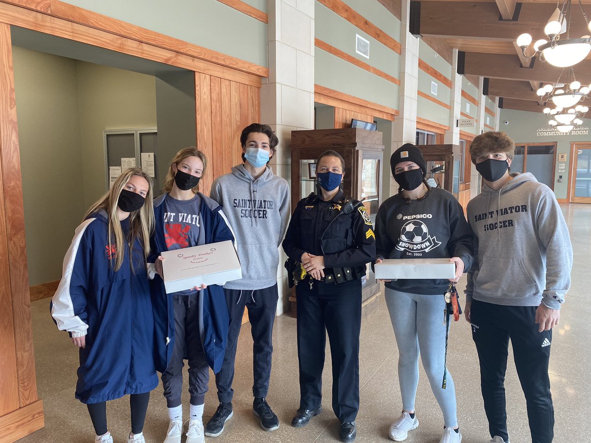 viatorsoccer's tweet photo. Today @viatorboysoccer @svgirlssoccer gave back to the community by surprising local police department with donuts as part of #NationalRandomActsofKindnessWeek https://t.co/d7UGSxIhNp