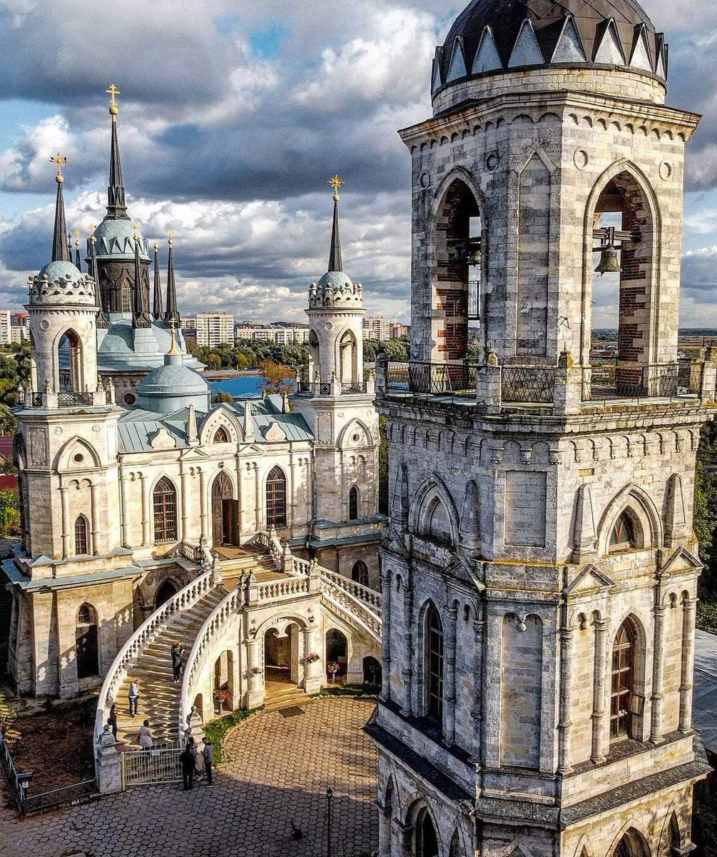Интересные места подмосковья которые стоит посетить. Можайский кремль никольский собор. Готическая церковь в малаховке. Самые красивые места московской области. Церковь владимирской иконы божией матери.